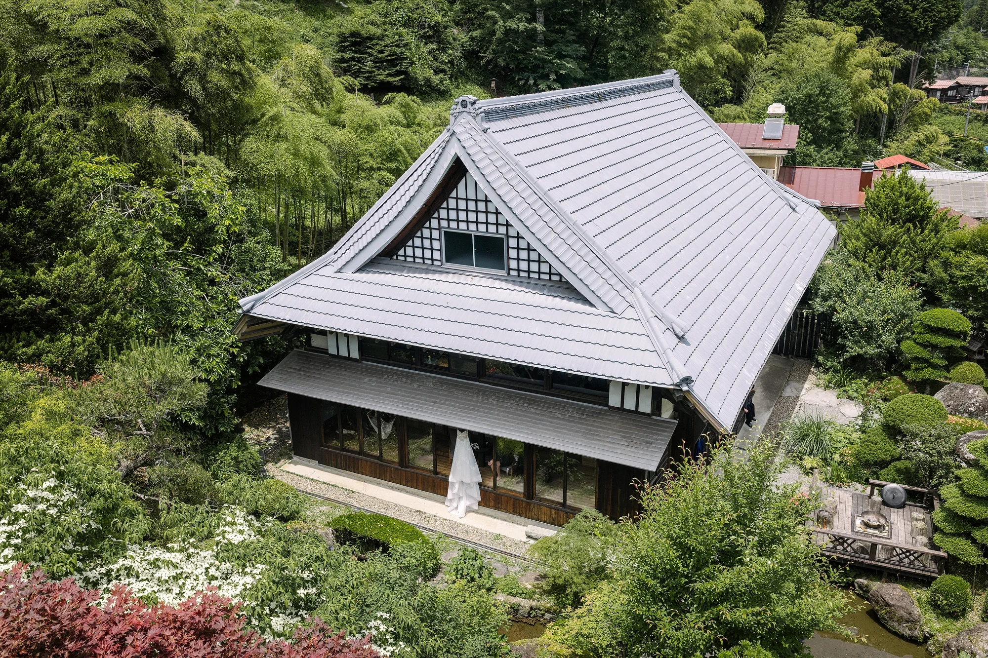 From above, an old house in the village of Kosuge, its roof surrounded by garden.